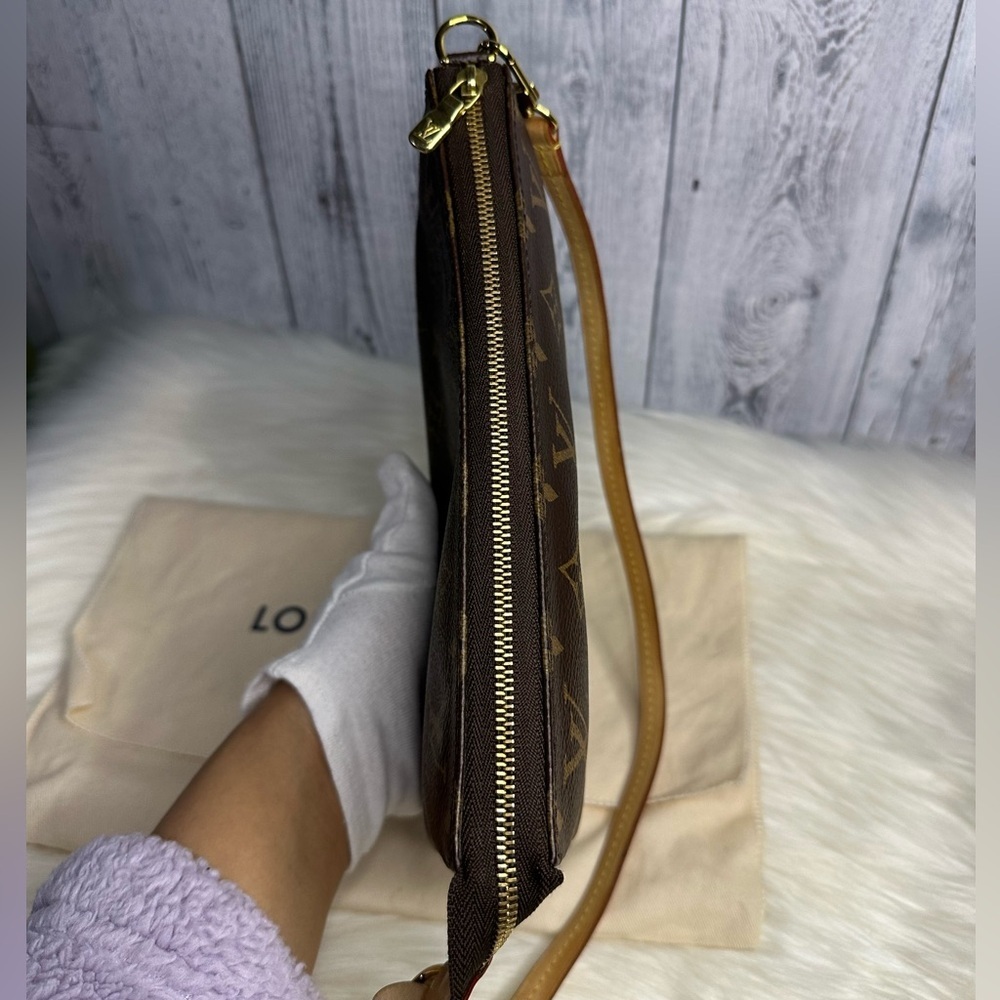 LOUIS VUITTON pochette accesory bag in monogram - Picture 8 of 17